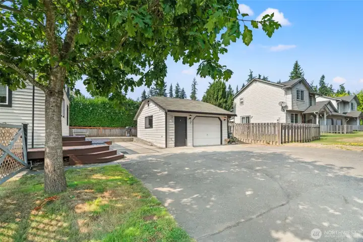 Large back area of lot, Large 400 sf garage