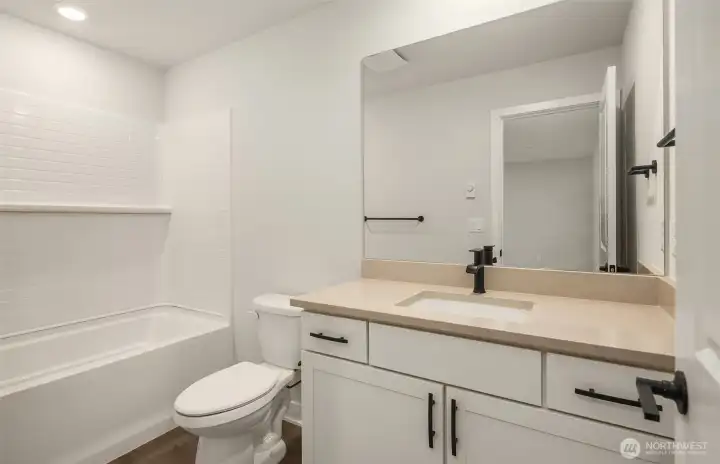 Secondary en-suite bath