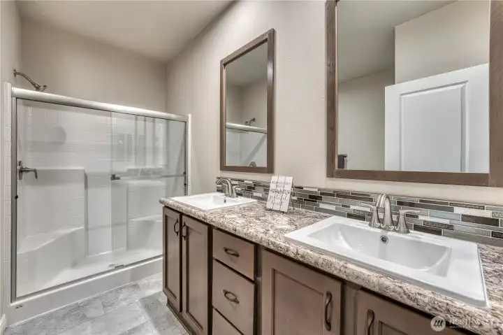 Primary Bedroom's Bathroom