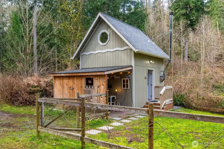 Nearby, the charming artist cabin offers a fully fenced setting complete with an outdoor kitchen and bath, creating a truly immersive experience for guests, creative pursuits, or peaceful solitude.