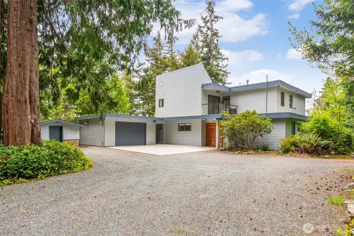 Spacious Driveway