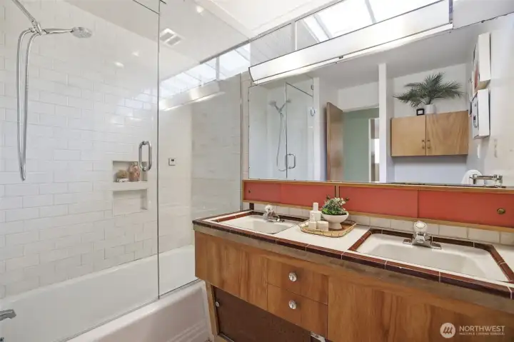 Main floor full bath.