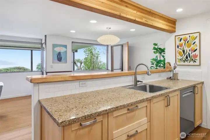 Full kitchen in this unit.