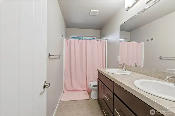 Full Guest Bath on Upper Floor