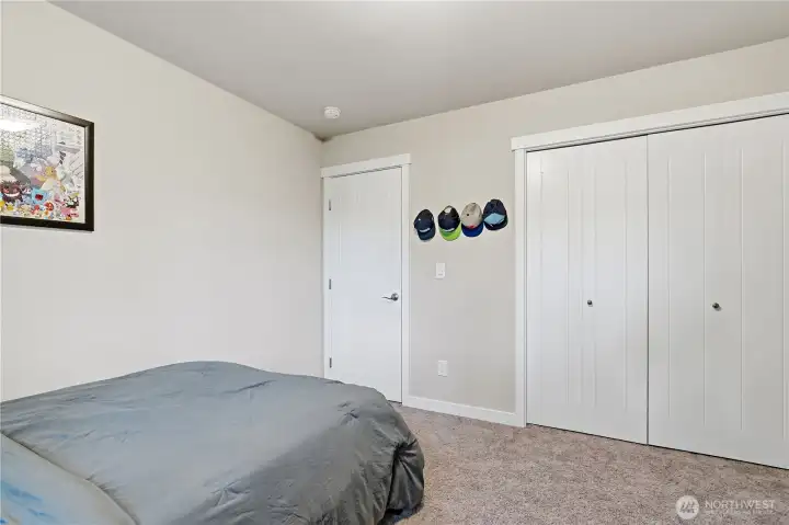 2nd Bedroom /closet