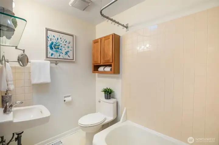 Full bathroom in the hallway