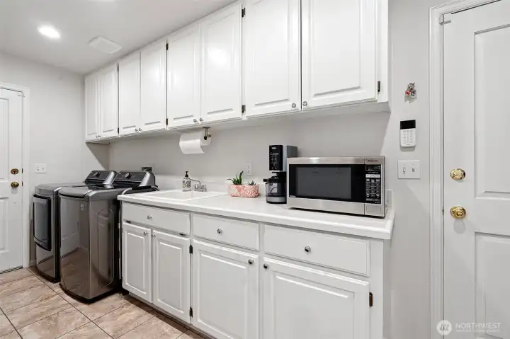 Laundry/mudroom between kitchen and garage