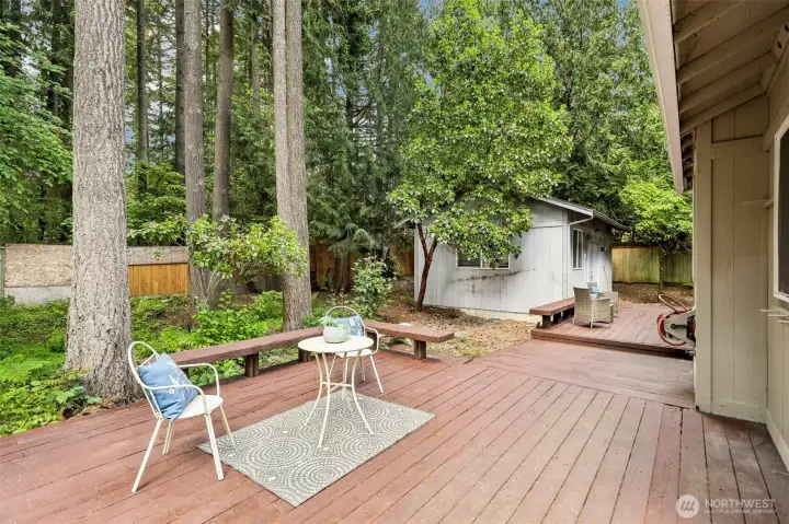 huge deck, great for entertaining huge deck, great for entertaining
