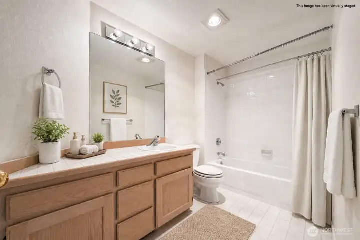 Bedroom #2 en suite bathroom