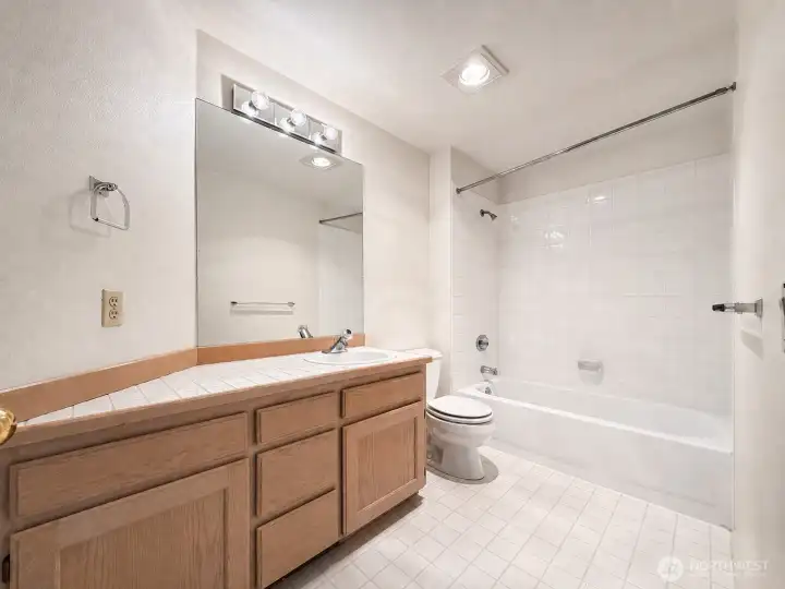 Bedroom #2 en suite bathroom