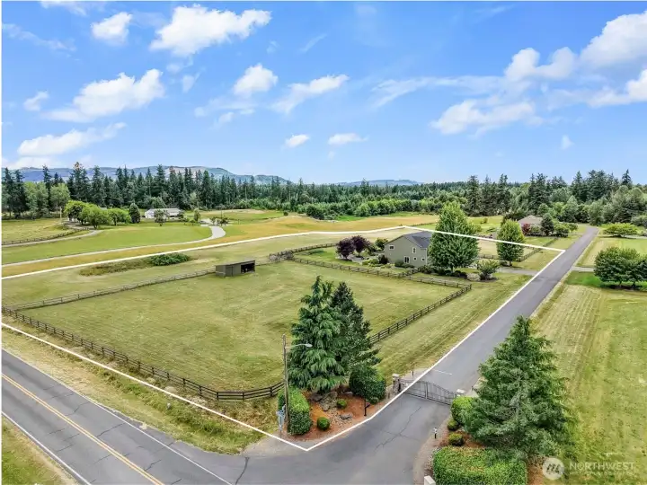 SPRAWLING LUXURY HOMESTEAD! SPRAWLING LUXURY HOMESTEAD!