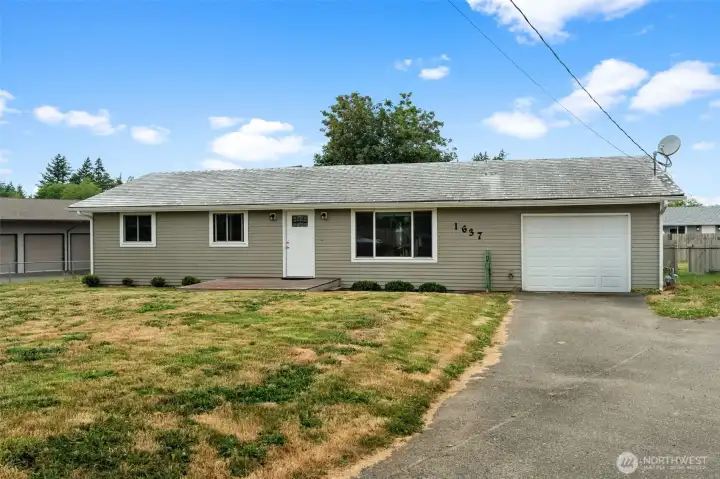 Easy 1 story living with a 1 car garage.