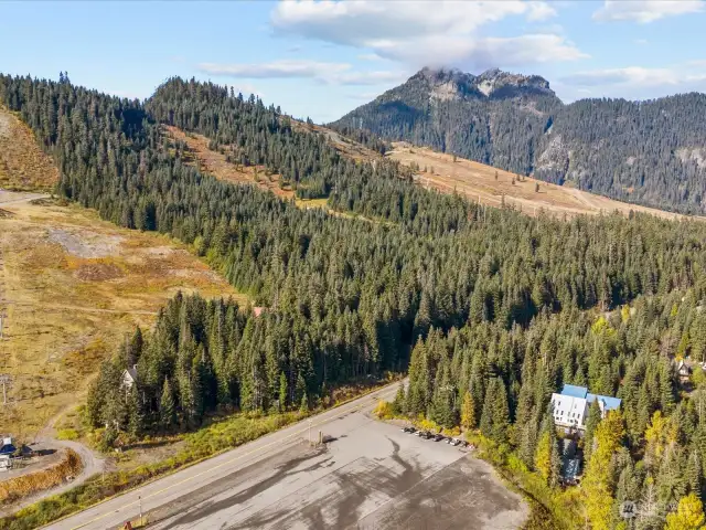 Parking at the Summit at Snowqualmie provides easiest access, as the driveway is 3 stories below the main entrance and often gets snowed in. The Driveway is best for long-term parking for that reason.