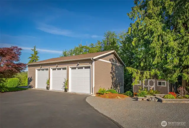 2000 sq ft custom shop, 3 bays!