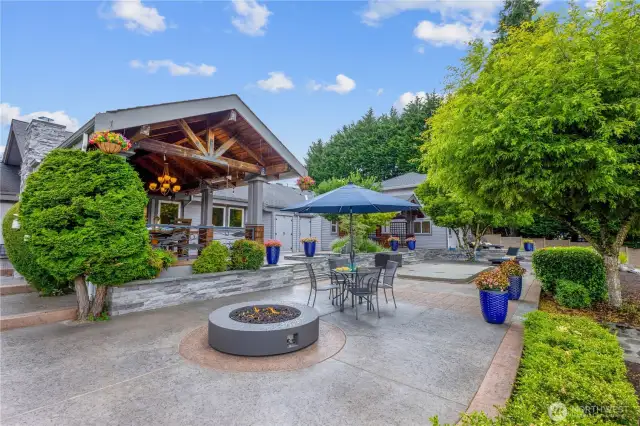 Outdoor gas firepit