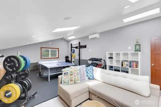 Large Bonus Room. 2nd floor.