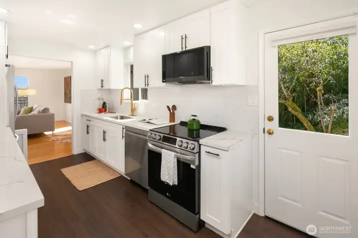 Extra entrance from the front of the house off the kitchen.