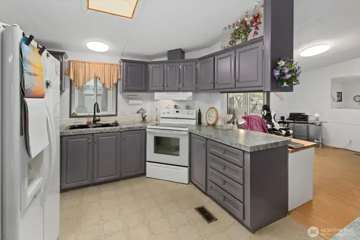 All appliances stay with home