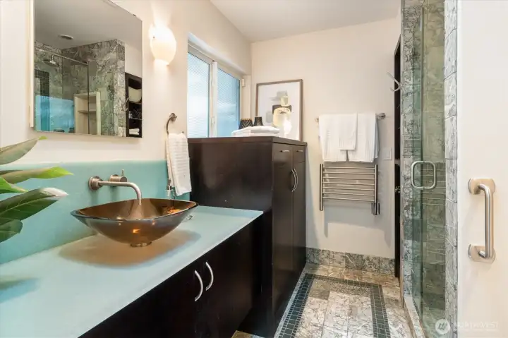 Bath in en suite main floor bedroom