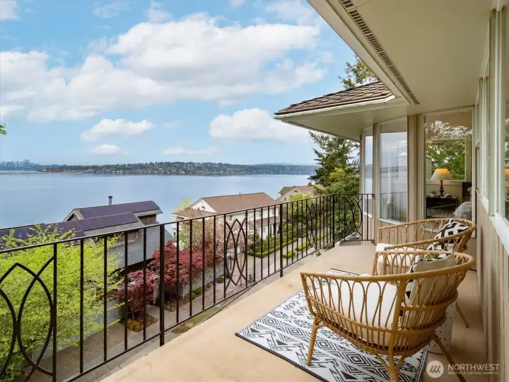 Upper level deck off of primary suitre