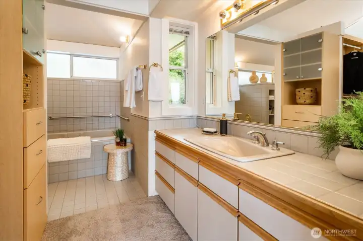 Primary bedroom suite bathroom