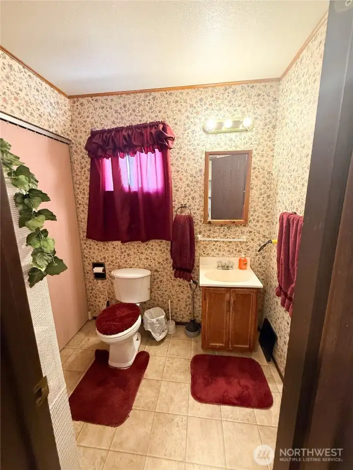 1/2 bath off of the utility room