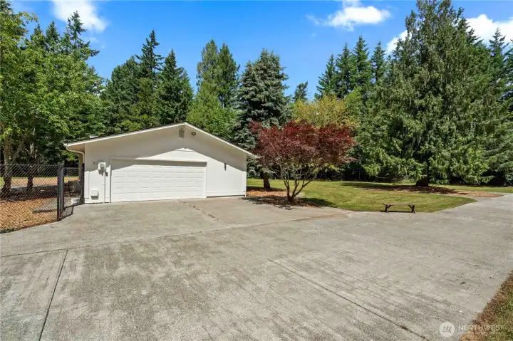 Driveway with plenty of turn around space