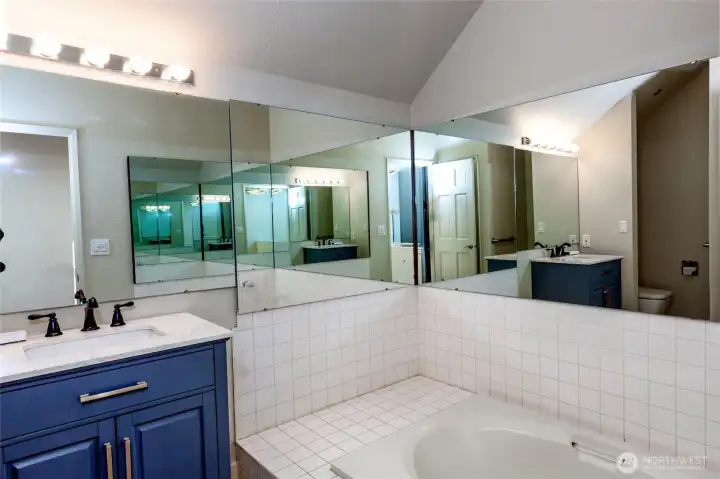 Up a few stairs from the main level, this is the bath shared by guests and the lower level guest bedroom/office. Up a few stairs from the main level, this is the bath shared by guests and the lower level guest bedroom/office.