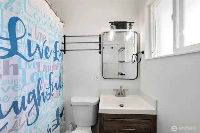 Updated full bathroom!