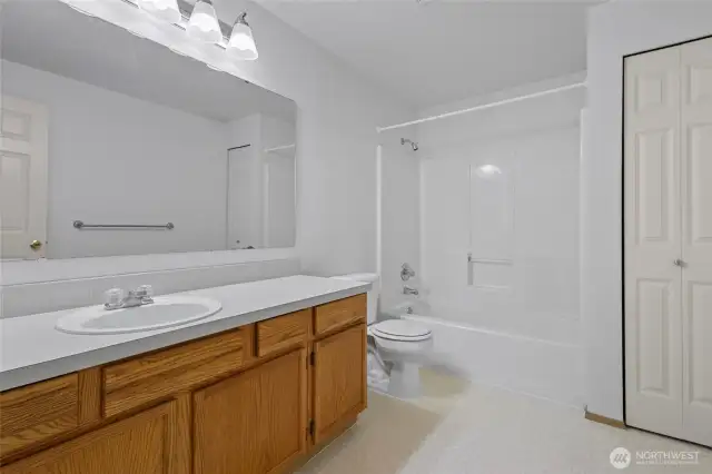 Upper level full hall bathroom