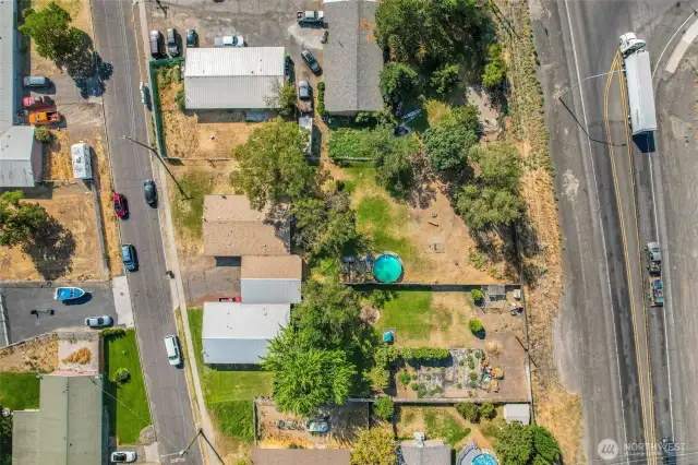 You can pick out this home easily since the swimming pool is in the middle. This shows the immensity of the back yard compared to the other yards around.