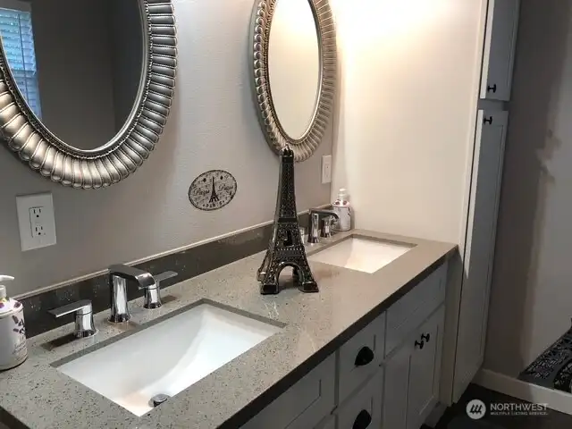 Double sinks in the Primary Bath
