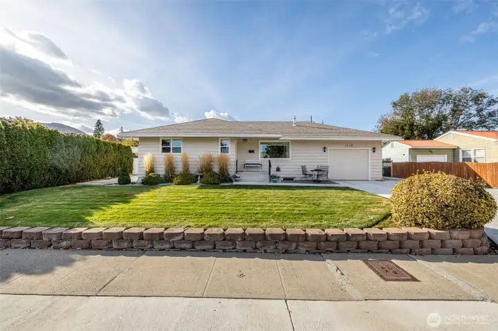 Don't miss this cutie on a quiet side street