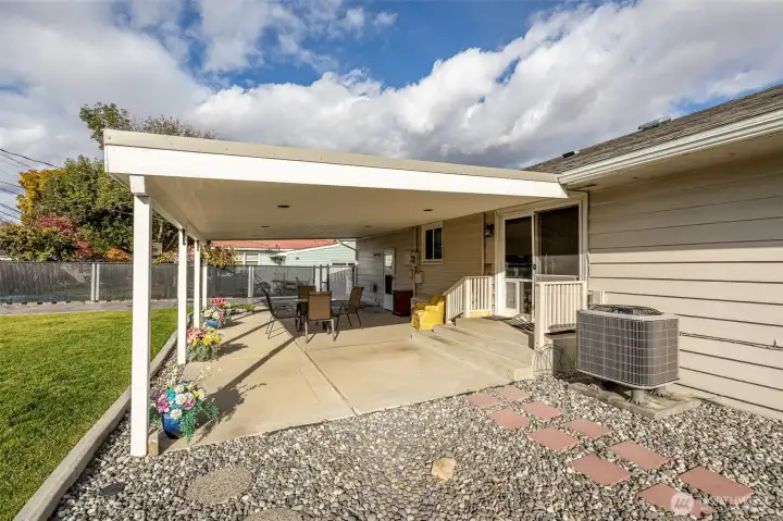 Slider steps into the dining room