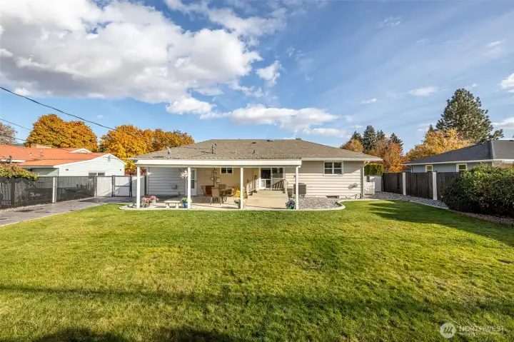 Large level, fenced yard with irrigation water