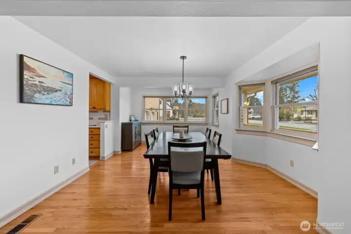 Dining & kitchen entry