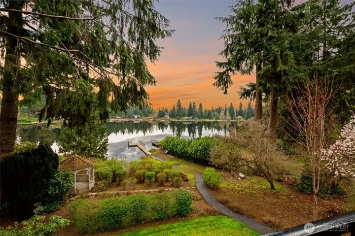 Echo Lake waterfront home with inviting curb appeal and private setting in Snohomish