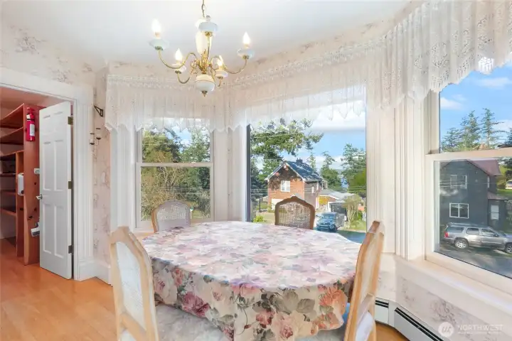 Apartment Dining Area - Peakaboo Views Padilla Bay