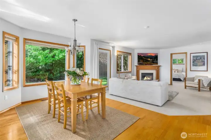 Views across the informal dining to yet another living room! Views across the informal dining to yet another living room!