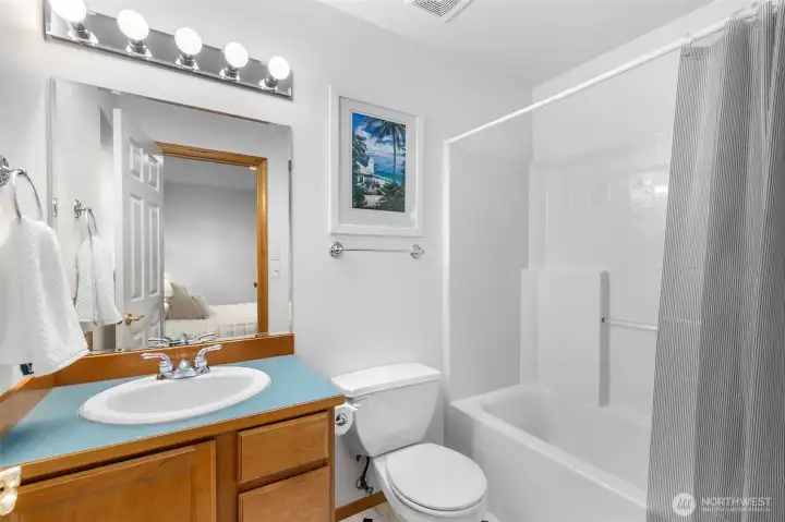 Full bath ensuite to the main floor primary/bedroom Full bath ensuite to the main floor primary/bedroom