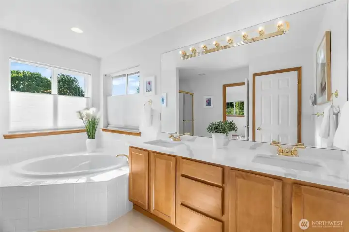 Ensuite five piece primary bath with large soaking tub and lots of natural light! Ensuite five piece primary bath with large soaking tub and lots of natural light!