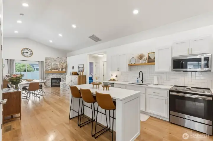 Kitchen w/ Island Eating Bar