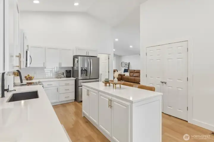 Open Kitchen w/ Eating Bar