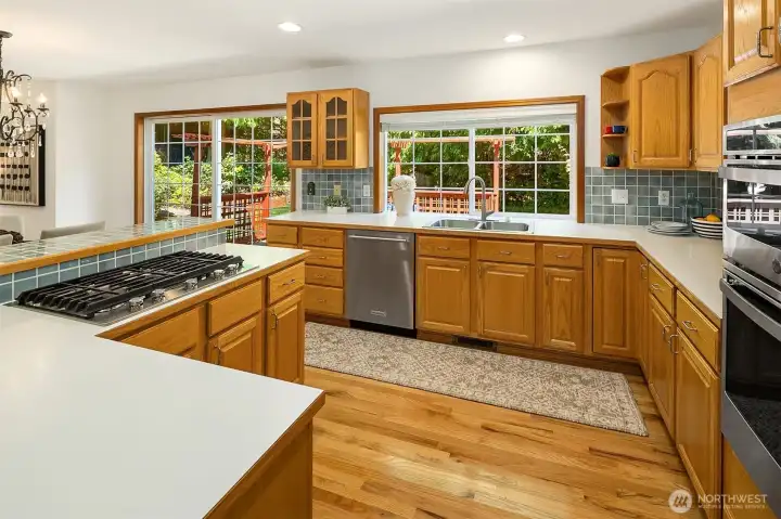 Pristine Kitchenaid appliances including gas cooktop. Pristine Kitchenaid appliances including gas cooktop.