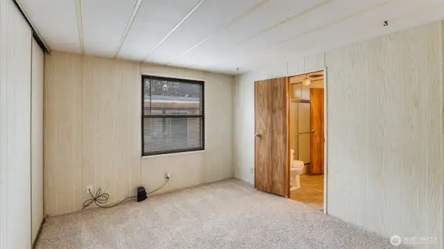 2nd bedroom with access to main bathroom