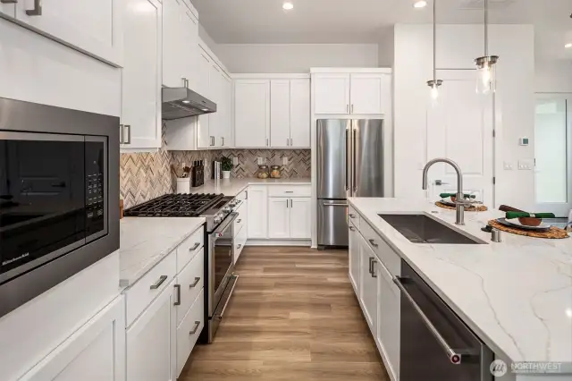 Kitchen cabinets, photos for illustrative purposes.