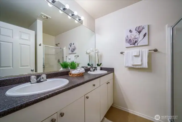 Primary bathroom en suite