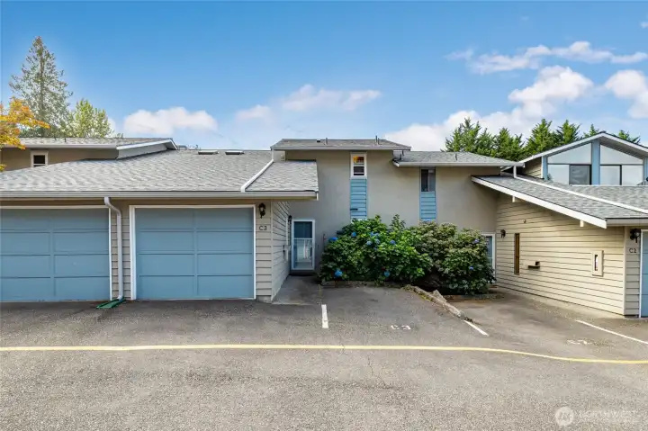 This townhouse-style condo offers the perfect blend of country-quiet living w/city conveniences. Walk score of 76, less than a mile to Alderwood Mall, light rail, bus routes and quick access to I-5!