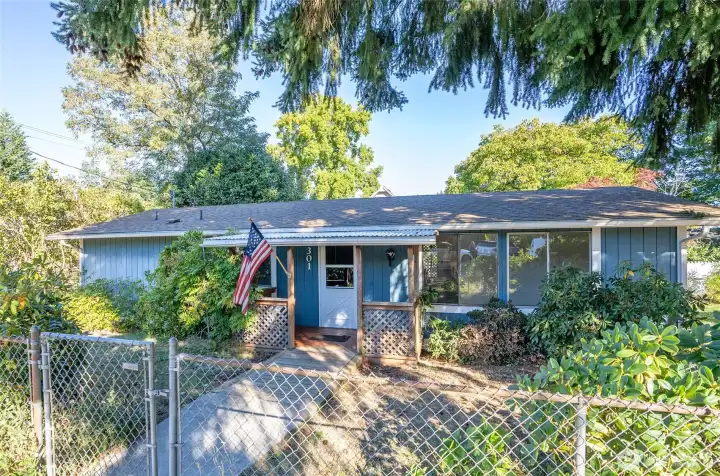 Corner-lot gem! A well-built home in a walkable location near downtown Port Orchard.