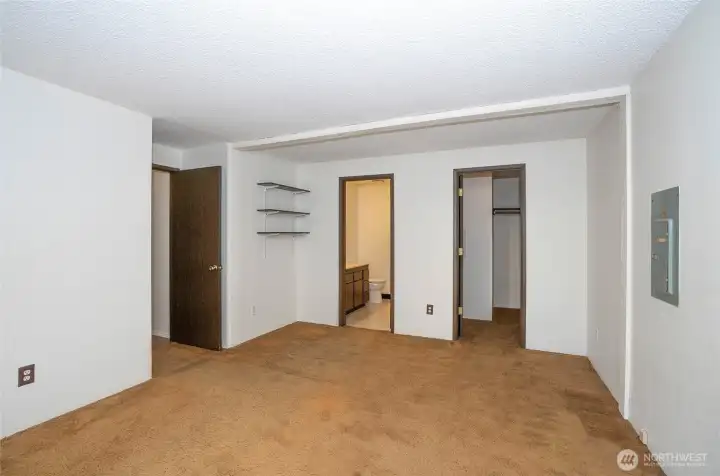 Spacious primary suite featuring a private bathroom and walk-in closet.
